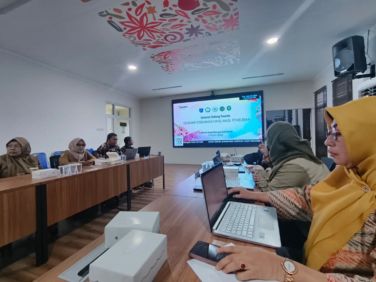 Dosen Pendidikan Geografi Unkhair Menjadi Pemateri dalam Seminar Diseminasi Riset Bappelitbangda Kota Ternate