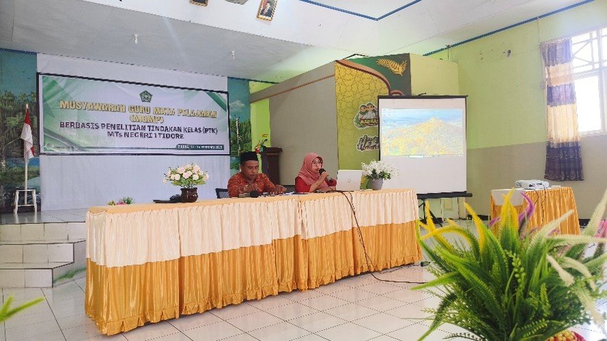 Tim Dosen Geografi FKIP Universitas Khairun Jadi Narasumber Pelatihan PTK di MTs Negeri Tidore Kepulauan