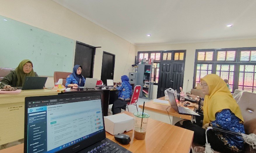 Dosen Prodi Pendidikan Geografi Serius Isi BKD Semester Gasal 2024/2025, Pastikan Tri Dharma Perguruan Tinggi Terpenuhi