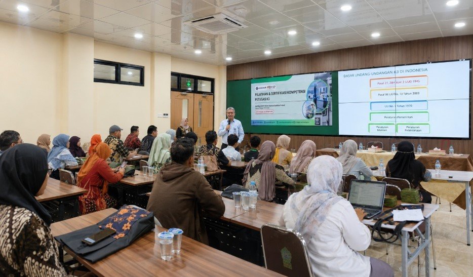 Tingkatkan Kompetensi Keselamatan Kerja, 5 Dosen dan 5 Mahasiswa Prodi Pendidikan Geografi Ikuti Pelatihan dan Sertifikasi K3 Umum