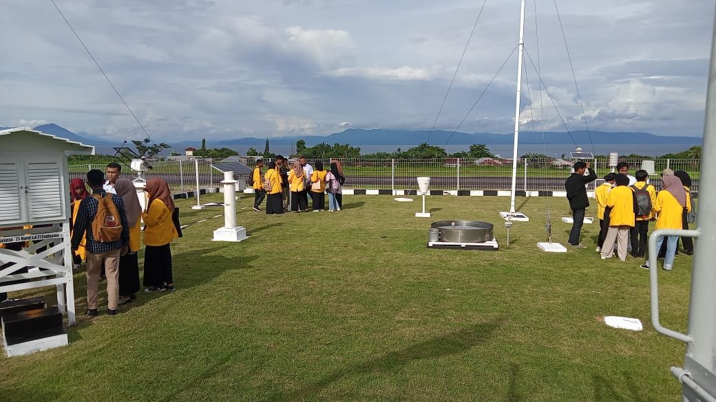 Praktikum Lapangan MK Meteorologi dan Klimatologi pada Sta.Met Kelas 1 Sultan Babullah.