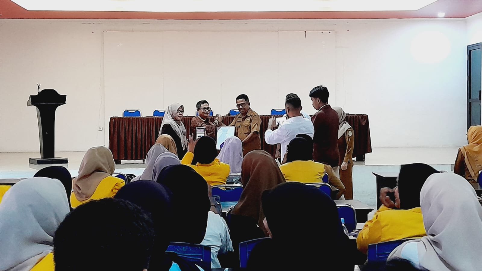 Siap Mengabdi di Sekolah, FKIP Unkhair Resmi Serahkan Mahasiswa Magang ke Dinas Pendidikan Kota Ternate
