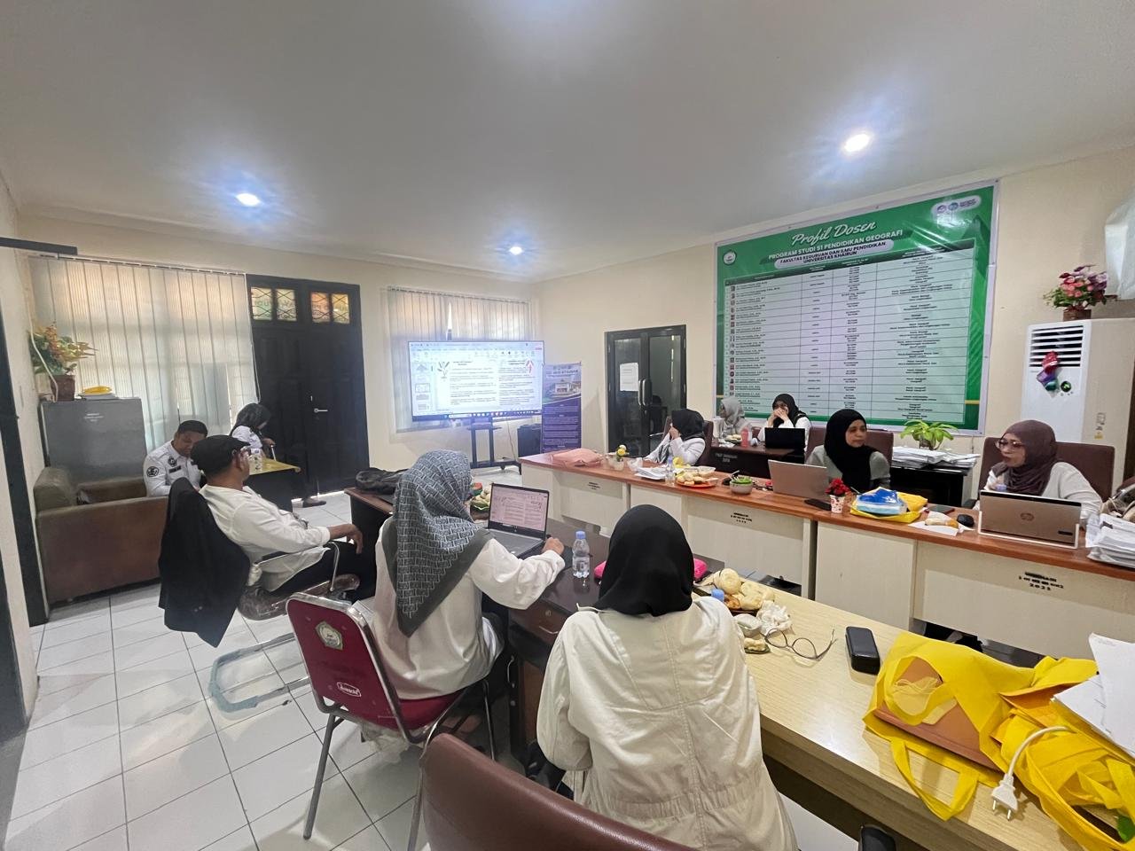 Mantapkan Kesiapan Asesmen, Prodi Pendidikan Geografi Unkhair Gelar Rapat Persiapan Asesmen Lapangan Akreditasi